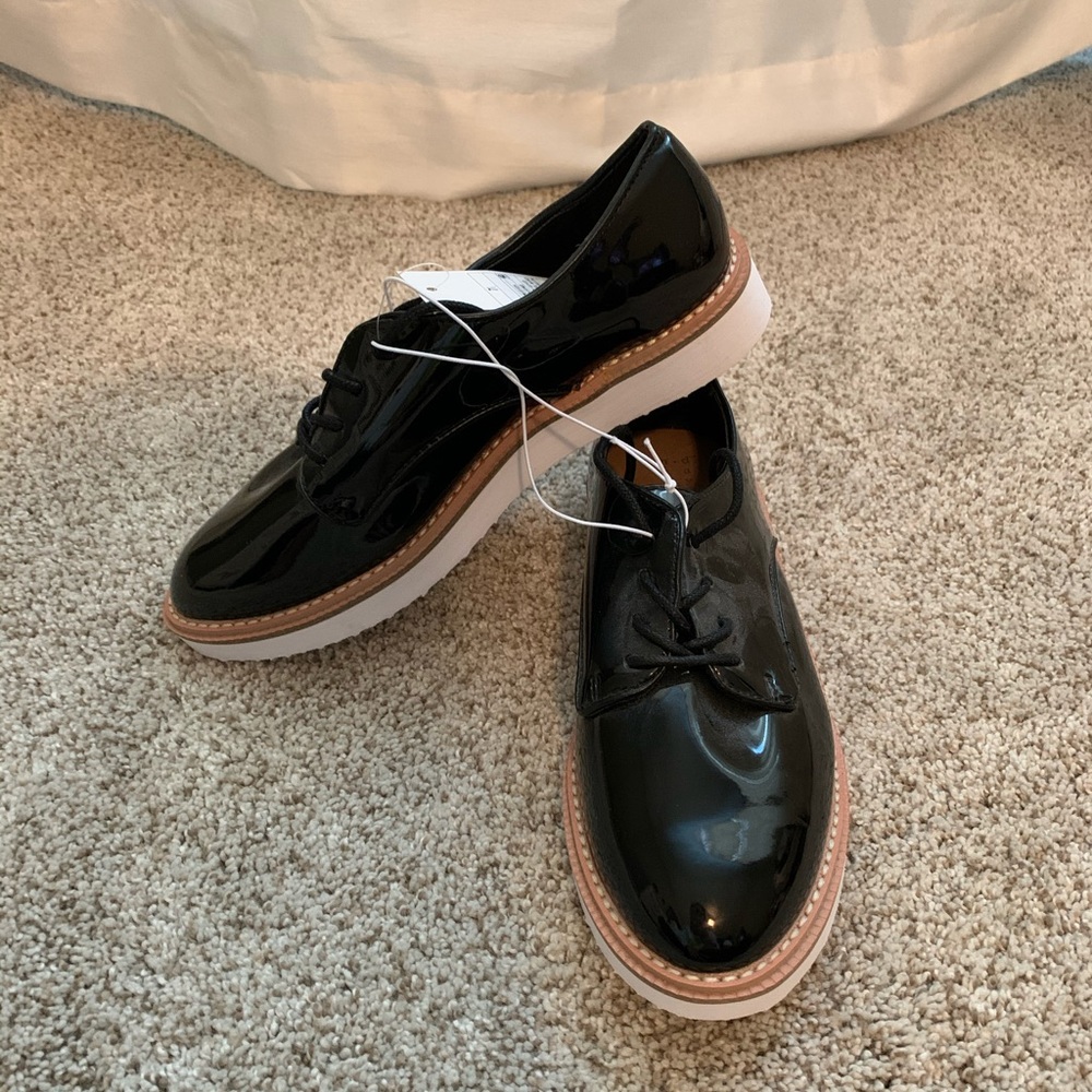 Black patent leather lace-ups